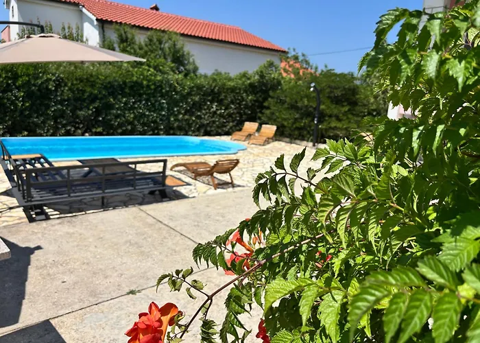 Guest House With Pool Ante
